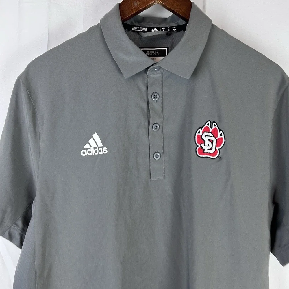 South Dakota‎ Coyotes Polo Shirt Mens Medium Gray Team Issue Football Adidas